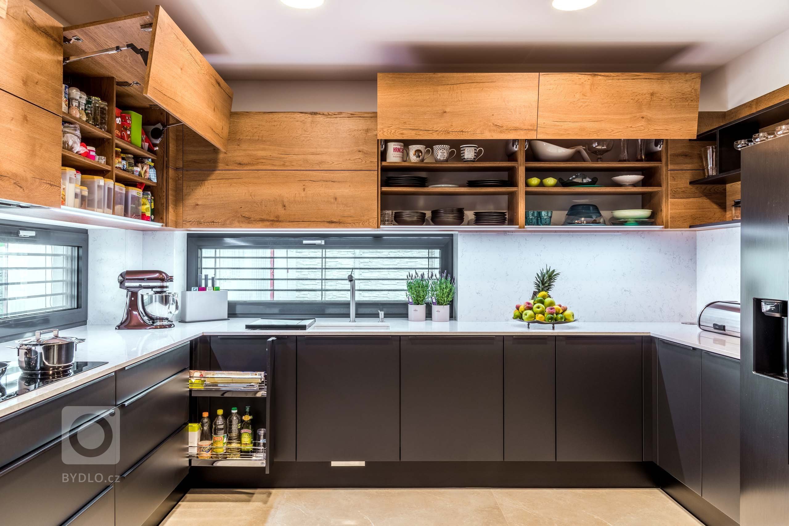 Mladá rodina, která se nemusí omezovat prostorem, si na první dojem zamilovala tuhle barevnou kombinaci. Skříňky jsou zvoleny z exkluzivního materiálu LAK…