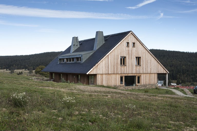 Autor:&nbsp;
Ing. arch. Michal Fišer
Realizace:&nbsp;
2018
Užitná plocha:&nbsp;
462 m2
Zastavěná plocha:&nbsp;
291 m2

Navrhování dvojdomu vrhlo do zadání…