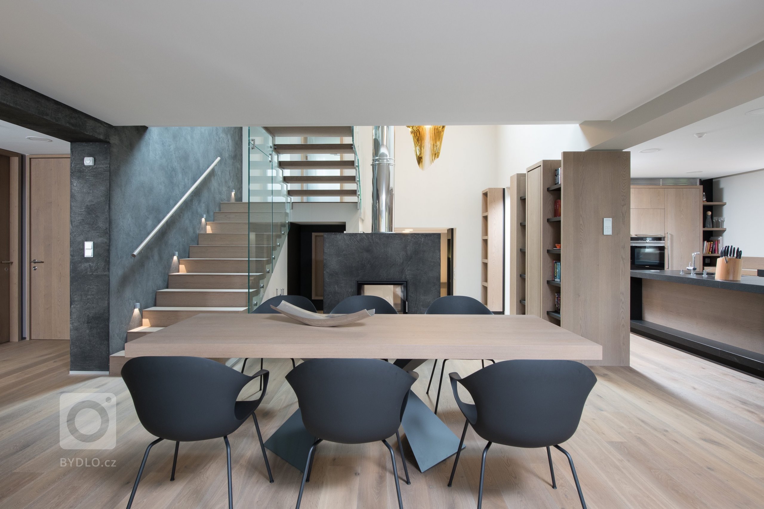 Rodinný dům poplatný své době postrádal to nejdůležitější &ndash; nadčasové řešení a kvalitní materiály. Jeho přestavba se řešila doslova od podlahy. Nové…