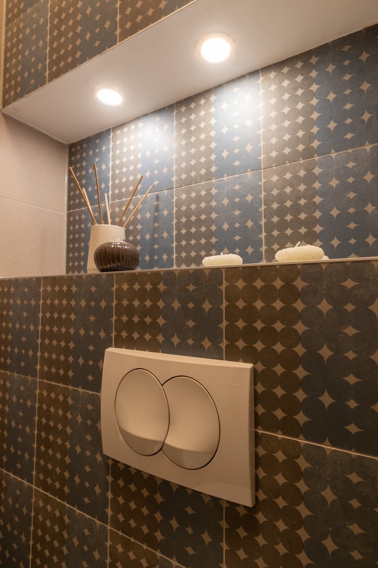Nicneříkající toaleta dostala novou elegantní tvář. Změnou prošly nejen obklady a nové zařizovací předměty, ale také stará skříň z Ikey, jejíž dvířka byla…