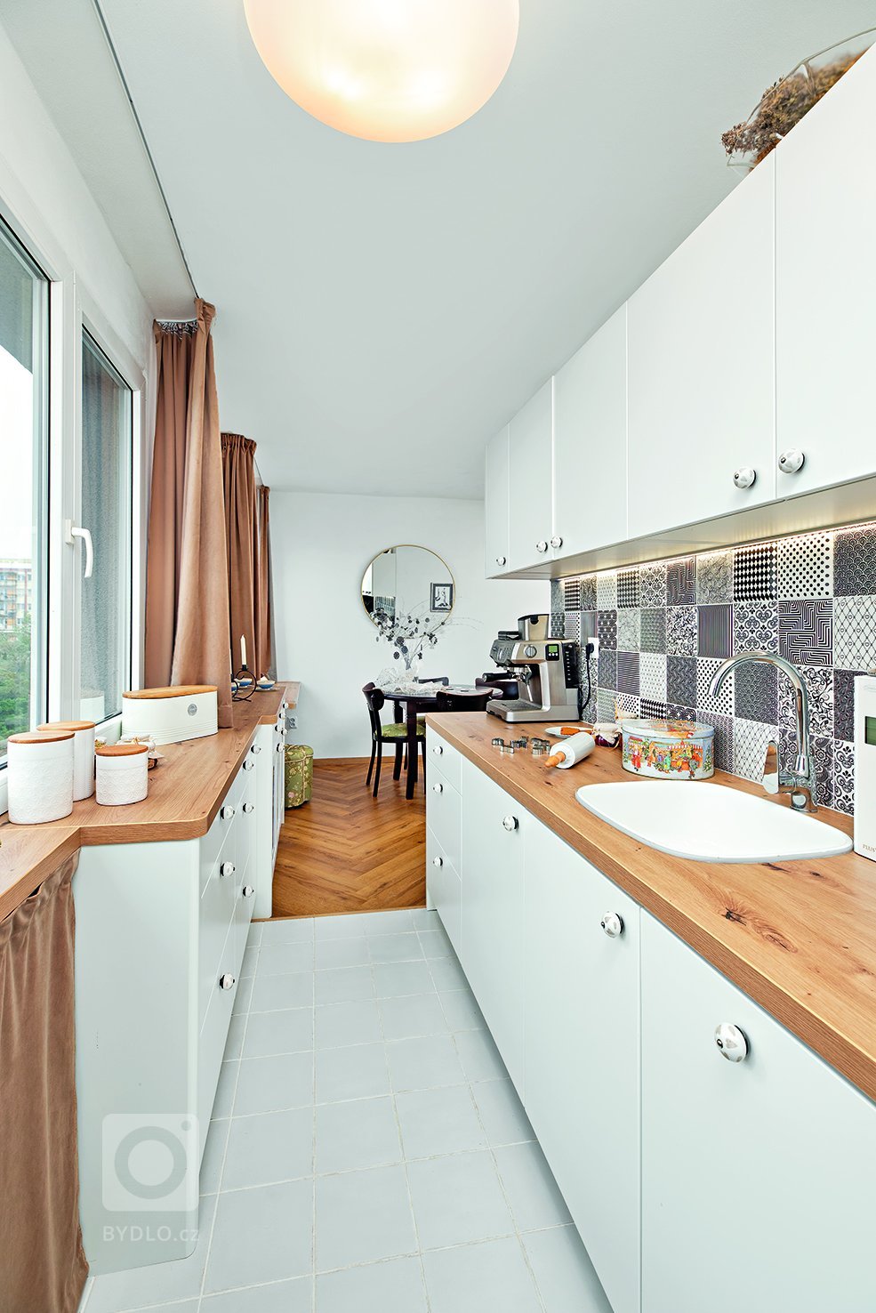 Proměna panelového bytu na byt romantický s nádechem&nbsp;starých časů jsem navrhovala pro elegantní dámu a milovnici dobré kávy&nbsp;Kompletní rekonstrukce…