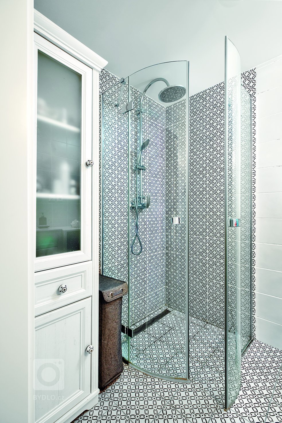 Proměna panelového bytu na byt romantický s nádechem&nbsp;starých časů jsem navrhovala pro elegantní dámu a milovnici dobré kávy&nbsp;Kompletní rekonstrukce…