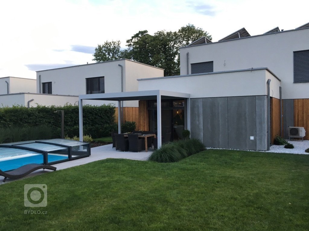 Hliníková&nbsp; pergola Meridiem dotvořila unikátní obraz domu a nabídla možnost uniknout každodennímu shonu. Díky zastřešení, které tvoří naklápěcí lamely,…
