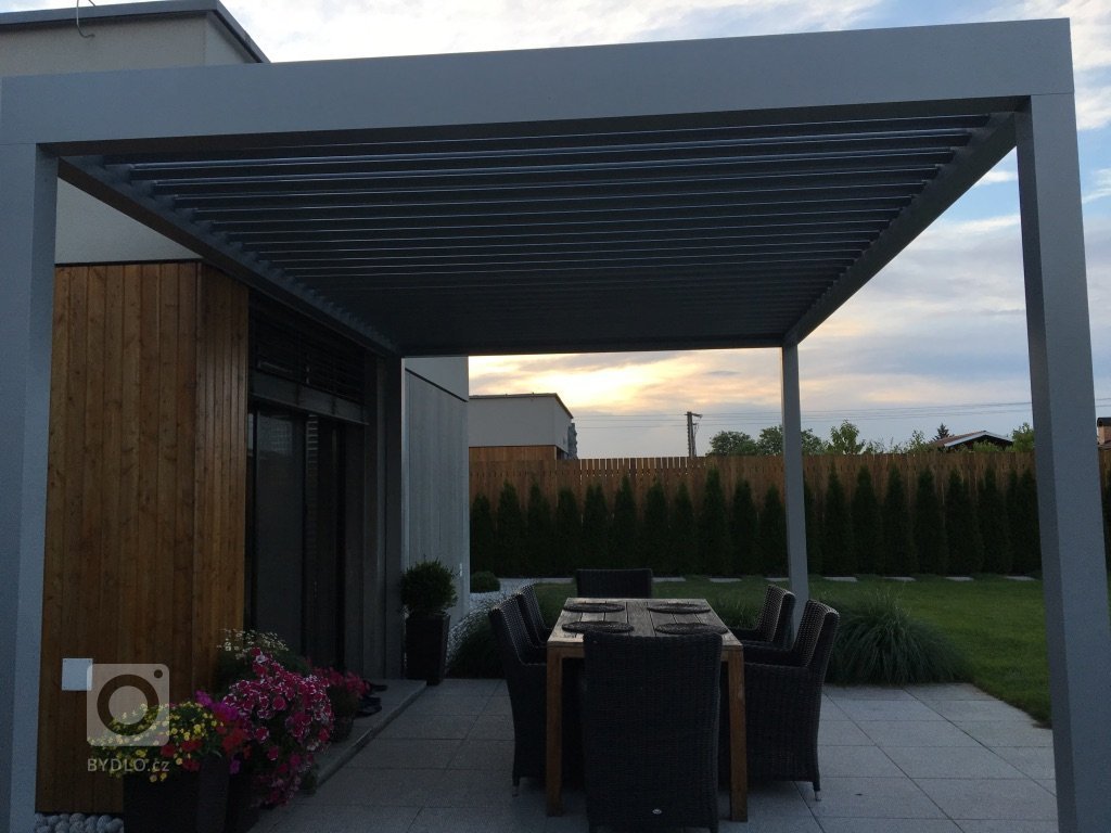 Hliníková&nbsp; pergola Meridiem dotvořila unikátní obraz domu a nabídla možnost uniknout každodennímu shonu. Díky zastřešení, které tvoří naklápěcí lamely,…