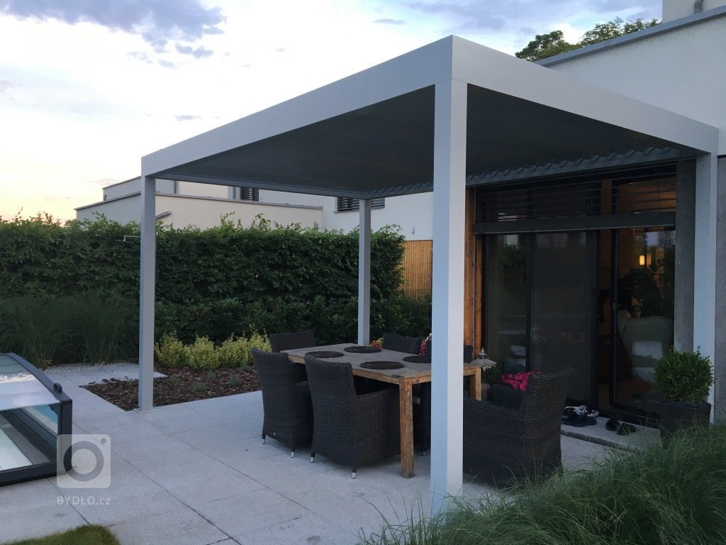 Hliníková&nbsp; pergola Meridiem dotvořila unikátní obraz domu a nabídla možnost uniknout každodennímu shonu. Díky zastřešení, které tvoří naklápěcí lamely,…
