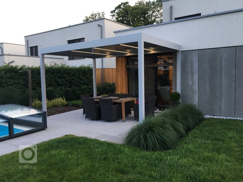 Hliníková&nbsp; pergola Meridiem dotvořila unikátní obraz domu a nabídla možnost uniknout každodennímu shonu. Díky zastřešení, které tvoří naklápěcí lamely,…
