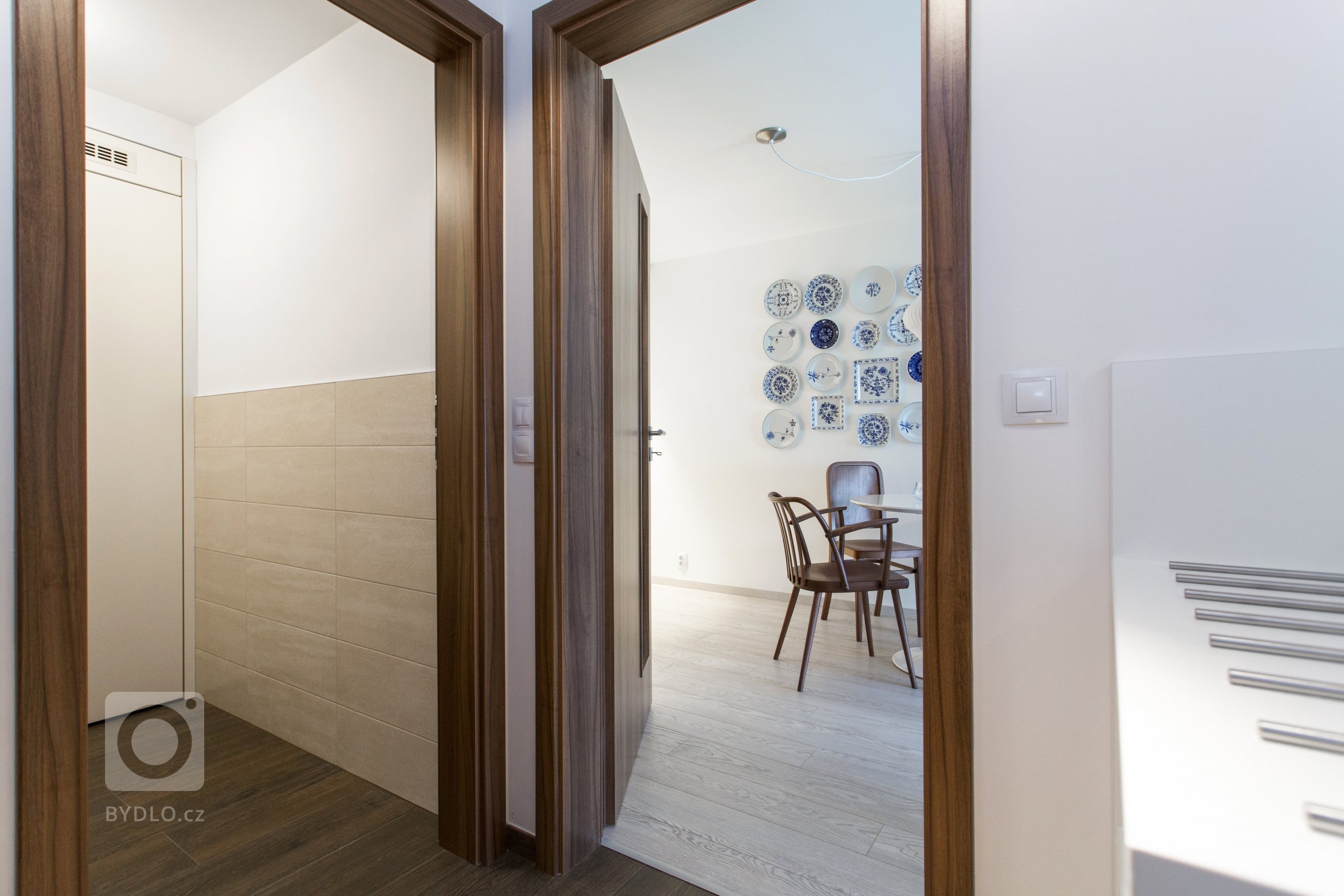 Cibulák se stal hlavním dekoračním prvkem bytu 2+kk v Karlíně, dnes jedné z nejpopulárnějších čtvrtí Prahy. Tento známý vzor porcelánu příjemně doplňuje…