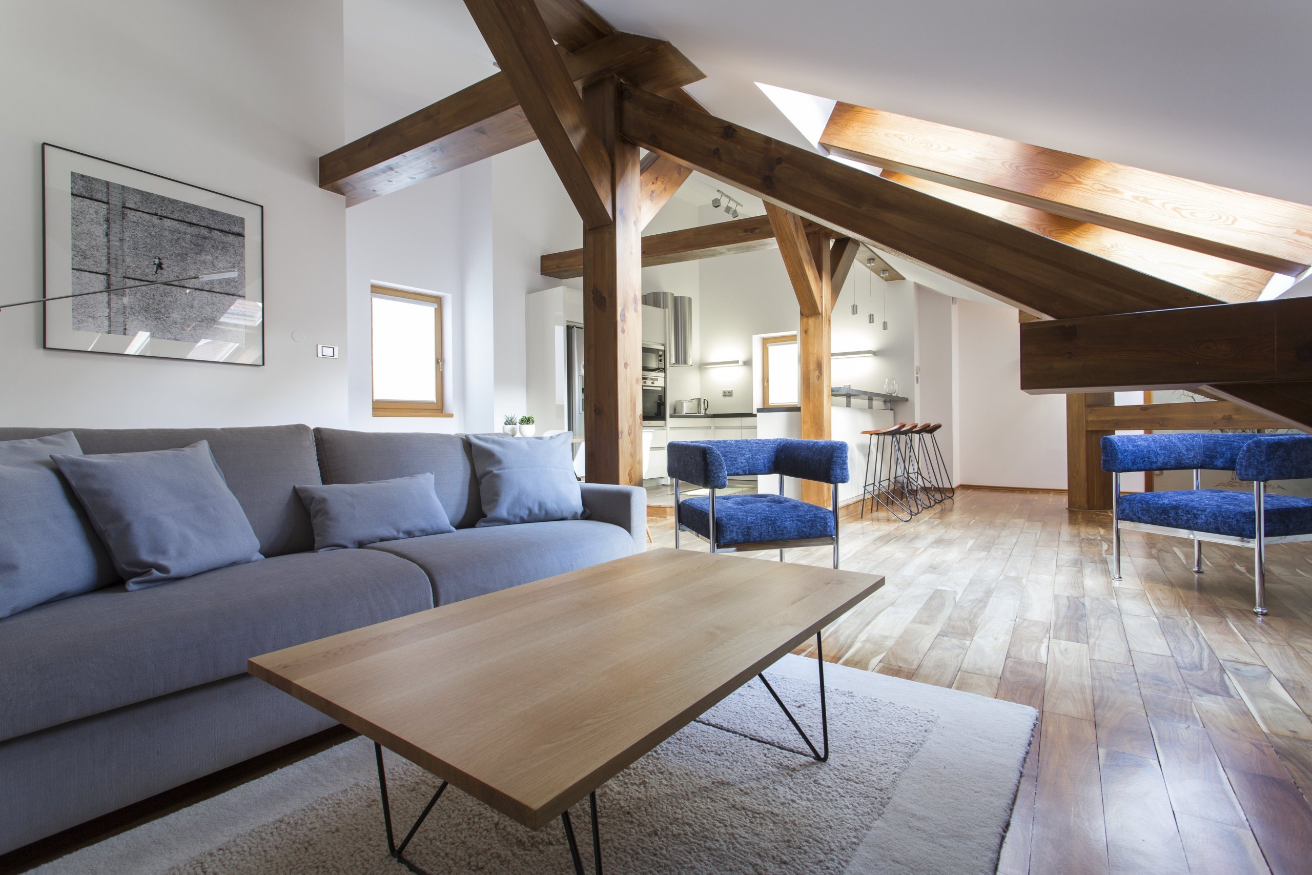 Jemný minimalistický interiér podkrovního bytu 3+kk v činžovním domě v Havelské ulici, Praha 1
