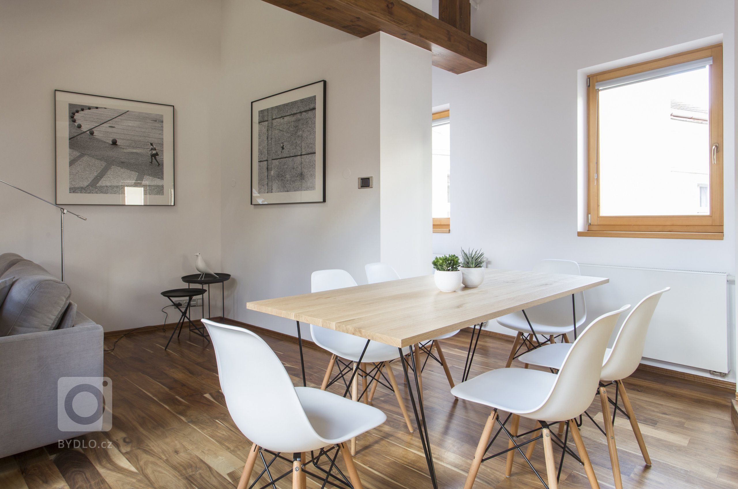 Jemný minimalistický interiér podkrovního bytu 3+kk v činžovním domě v Havelské ulici, Praha 1

