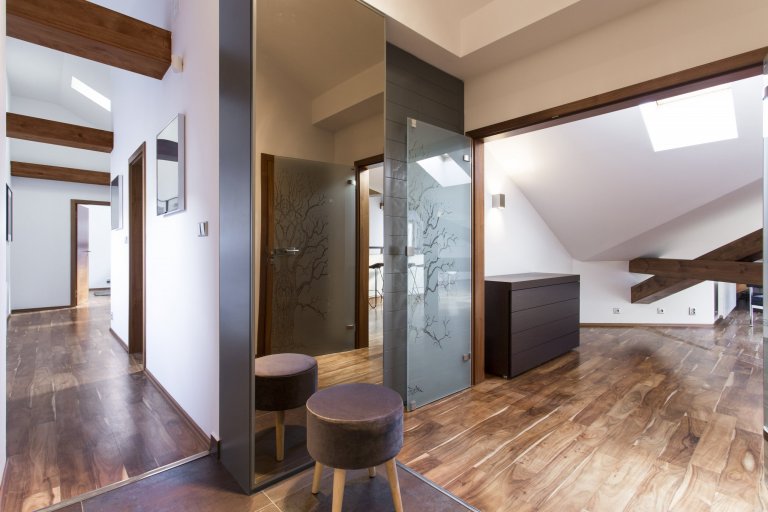 Jemný minimalistický interiér podkrovního bytu 3+kk v činžovním domě v Havelské ulici, Praha 1
