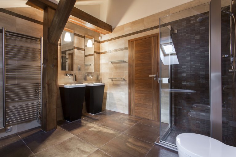 Jemný minimalistický interiér podkrovního bytu 3+kk v činžovním domě v Havelské ulici, Praha 1
