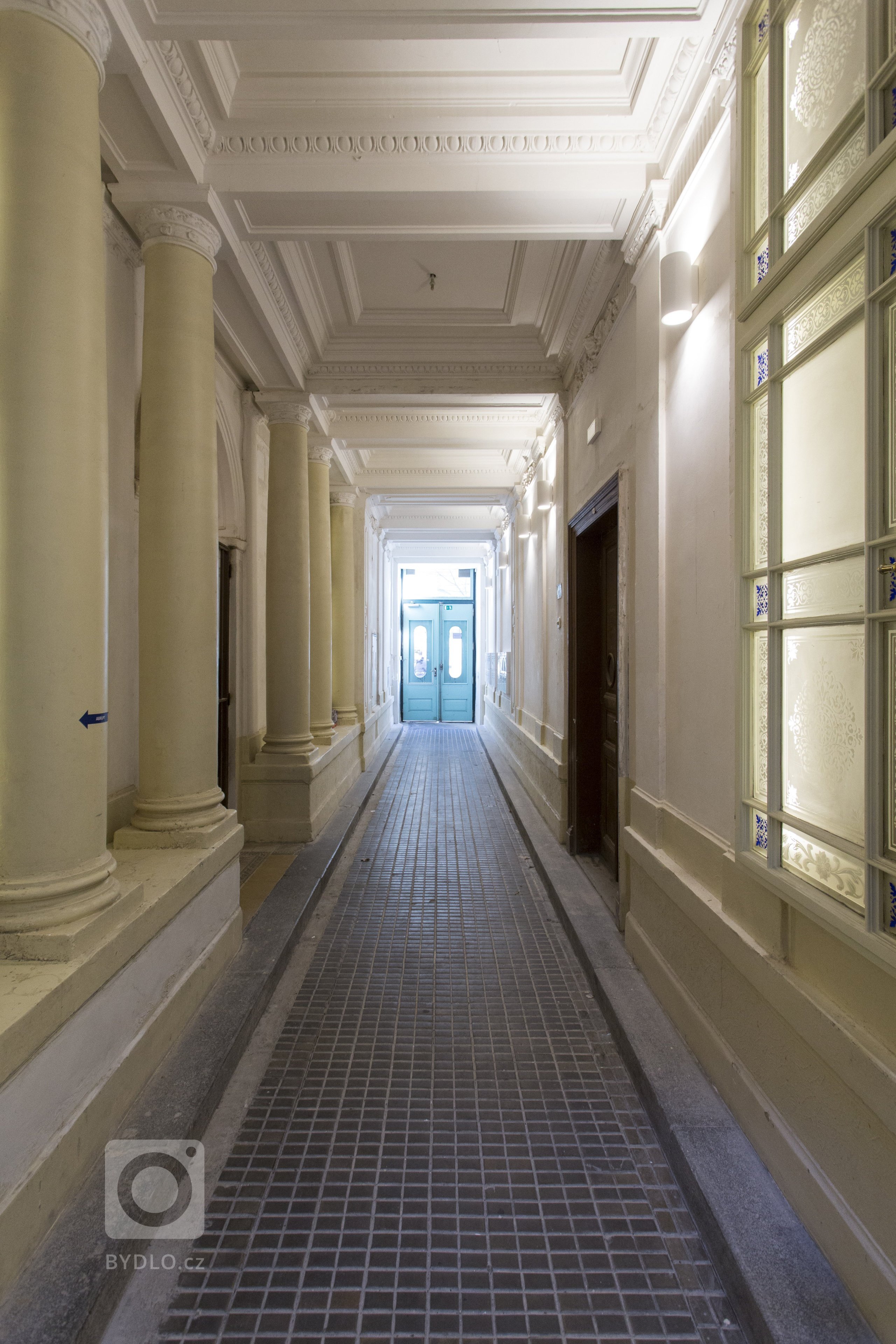 Jemný minimalistický interiér podkrovního bytu 3+kk v činžovním domě v Havelské ulici, Praha 1

