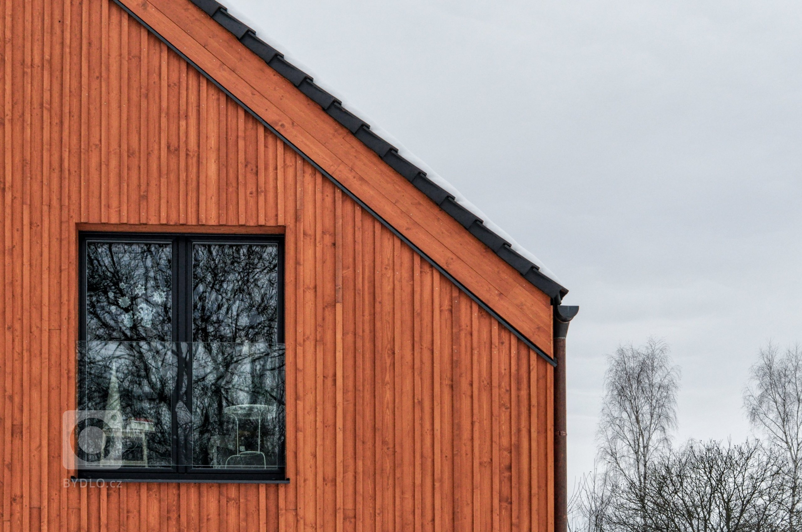 rodinný dom zo 60. rokov sme kompletne zrekonštruovali do novej súčasnej architektúry. budova sa nachádza na vidieku v horách. drevený obklad bol kľúčovým…