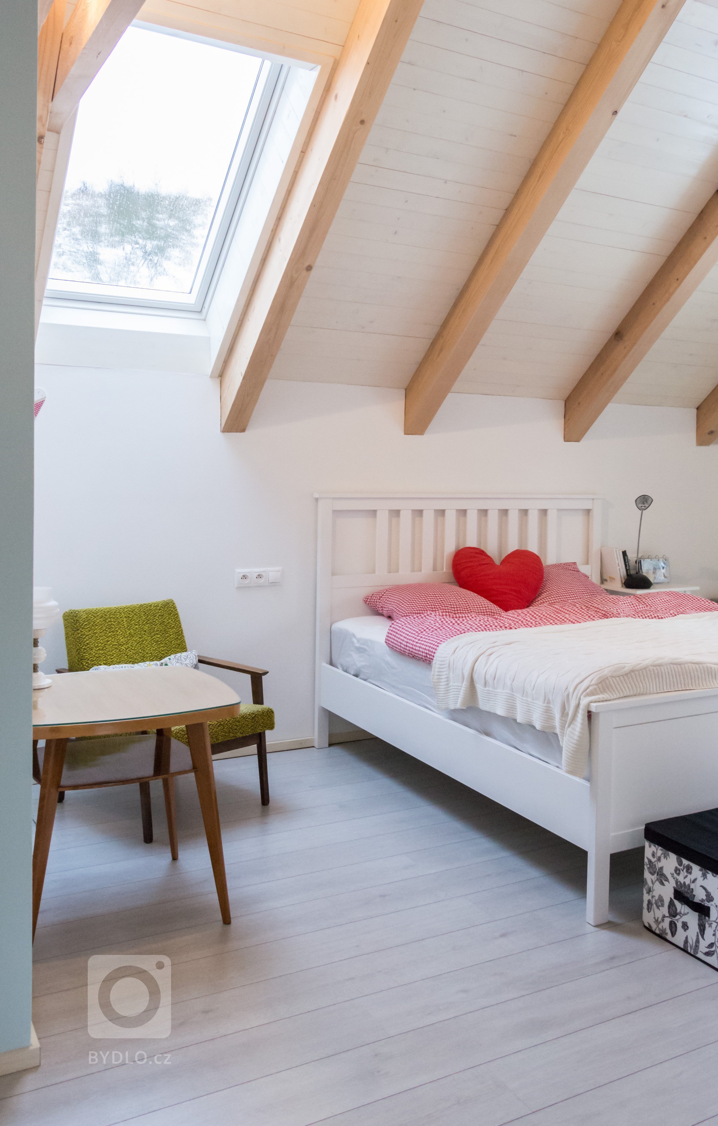 rodinný dom zo 60. rokov sme kompletne zrekonštruovali do novej súčasnej architektúry. budova sa nachádza na vidieku v horách. drevený obklad bol kľúčovým…