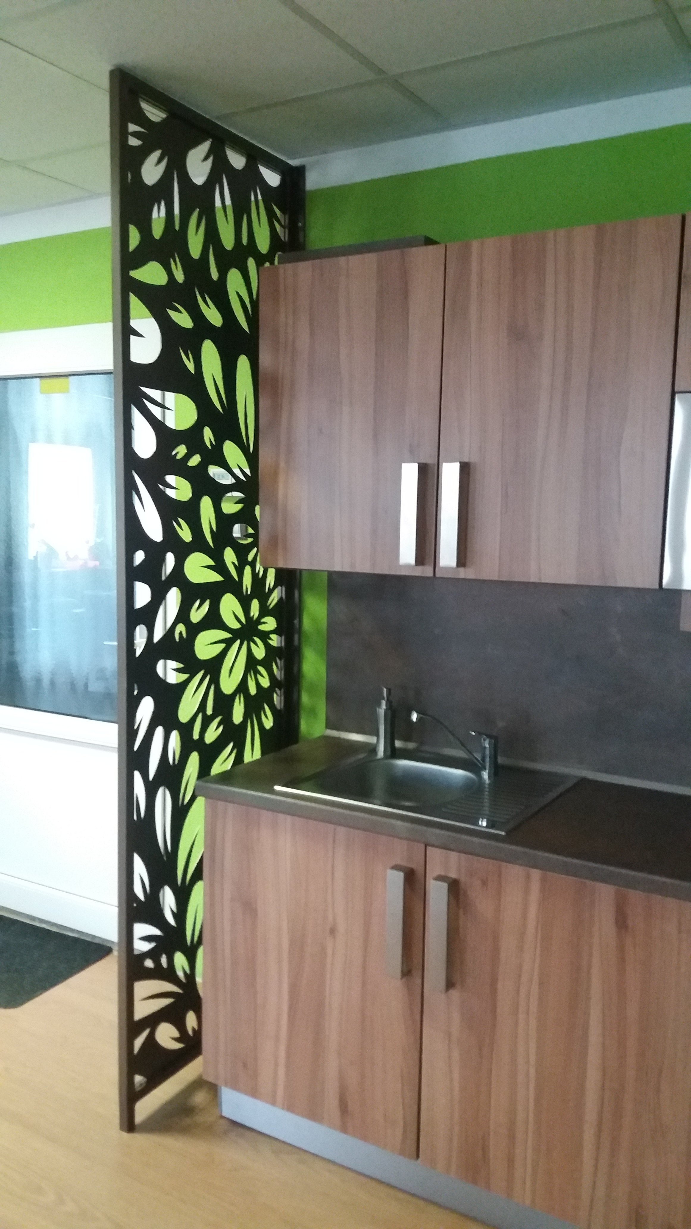 Dodání designové zástěny, která odděluje kuchyňskou linku.
