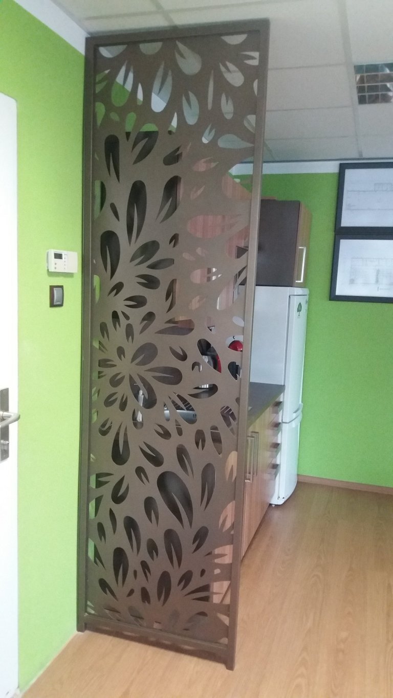 Dodání designové zástěny, která odděluje kuchyňskou linku.
