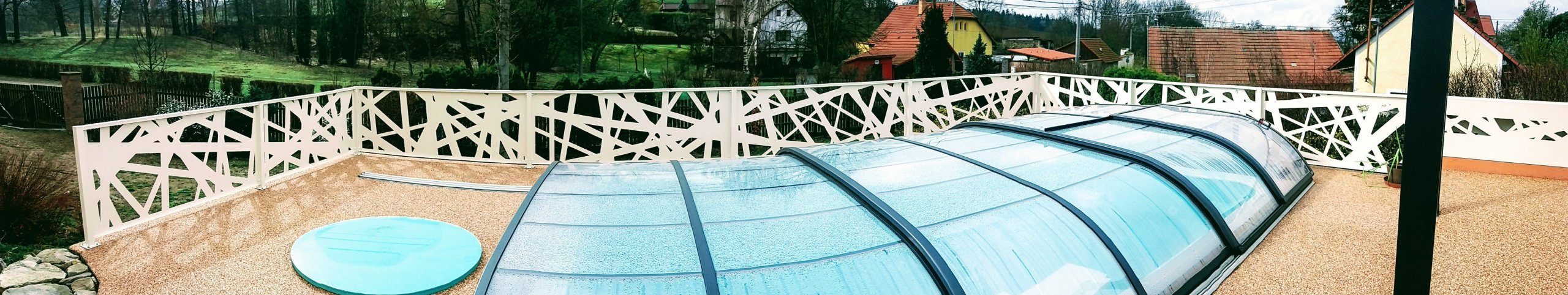 Designové bezúdržbové zábradlí vyrobené z hliníku. Lakováno práškovou barvou.
