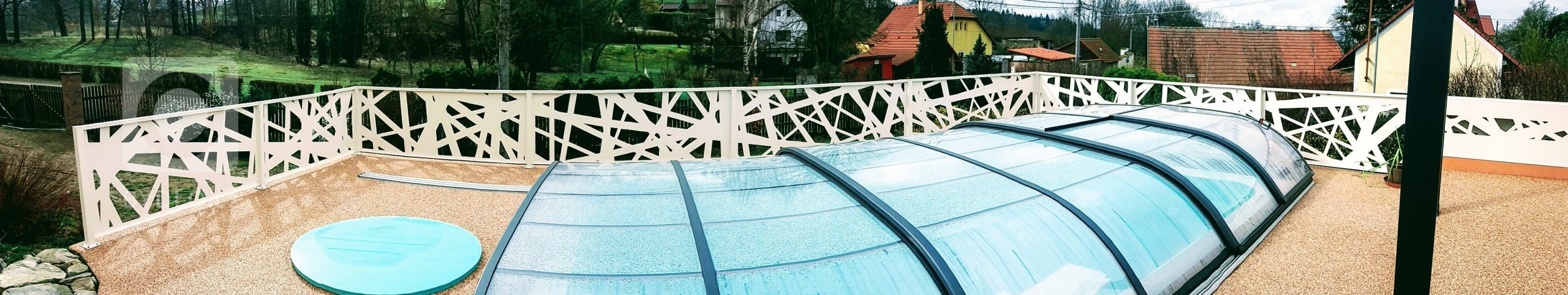 Designové bezúdržbové zábradlí vyrobené z hliníku. Lakováno práškovou barvou.

