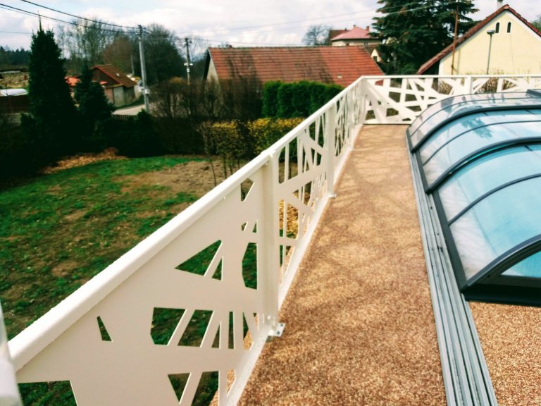 Designové bezúdržbové zábradlí vyrobené z hliníku. Lakováno práškovou barvou.
