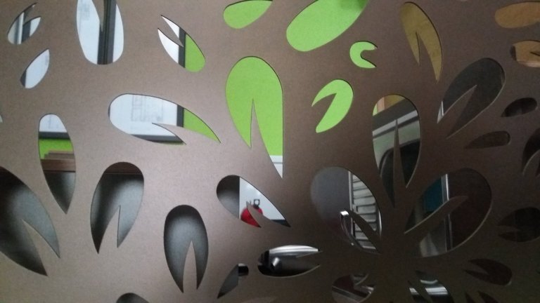 Dodání designové zástěny, která odděluje kuchyňskou linku.
