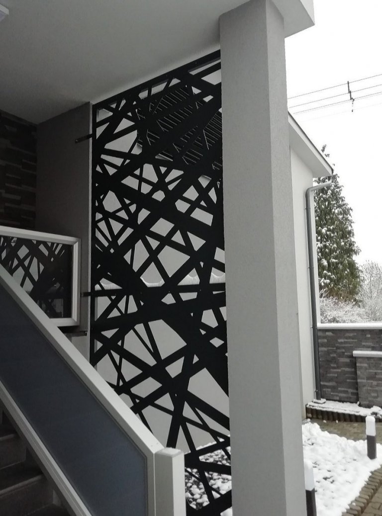 Dodání zástěny k zádveří rodinného domu.

Moderní nadčasový vzhled.
