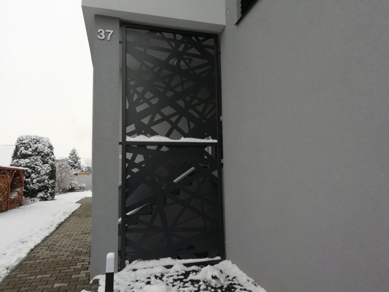 Dodání zástěny k zádveří rodinného domu.

Moderní nadčasový vzhled.
