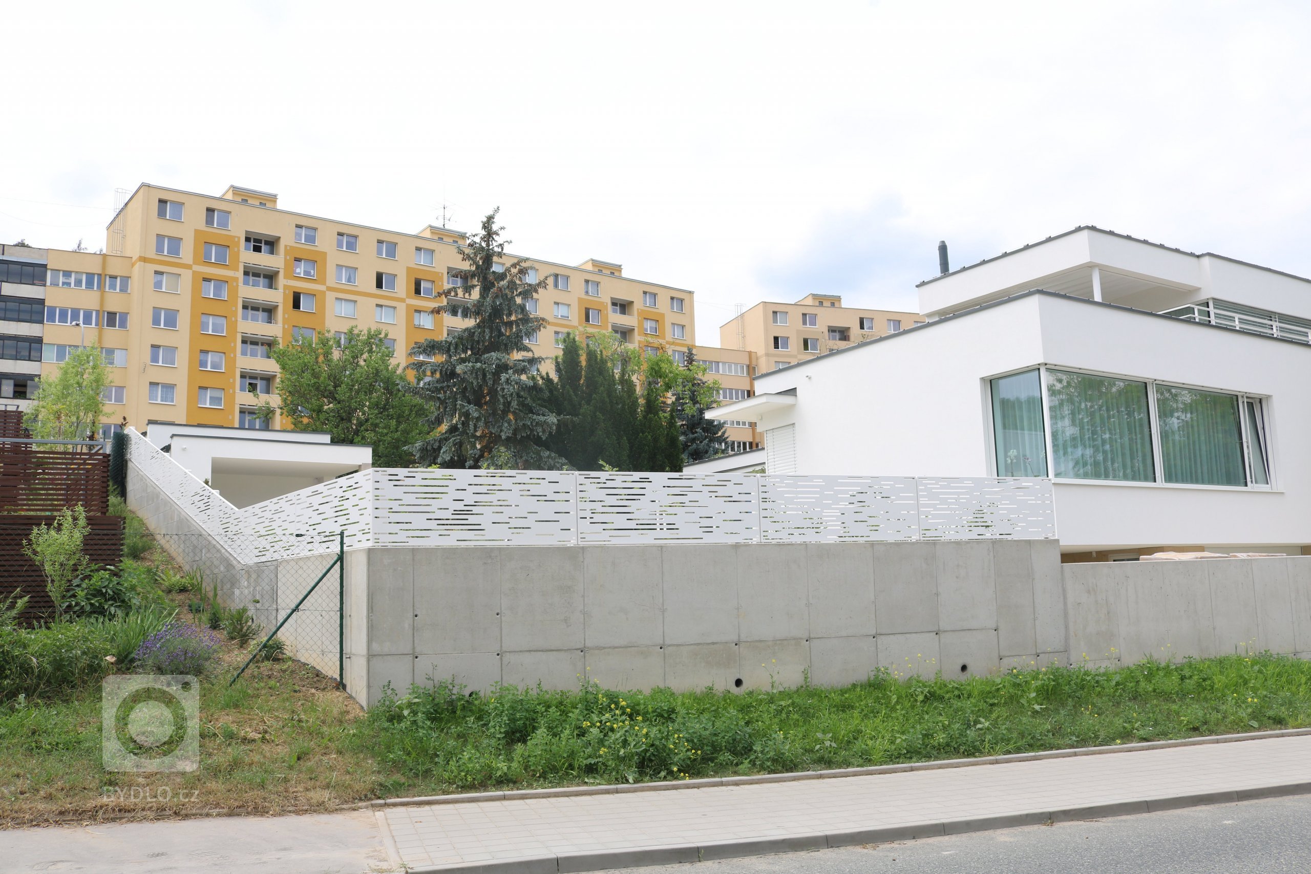 Návrh, dodání a montáž kompletního oplocení včetně zábradlí šikmých stran.
