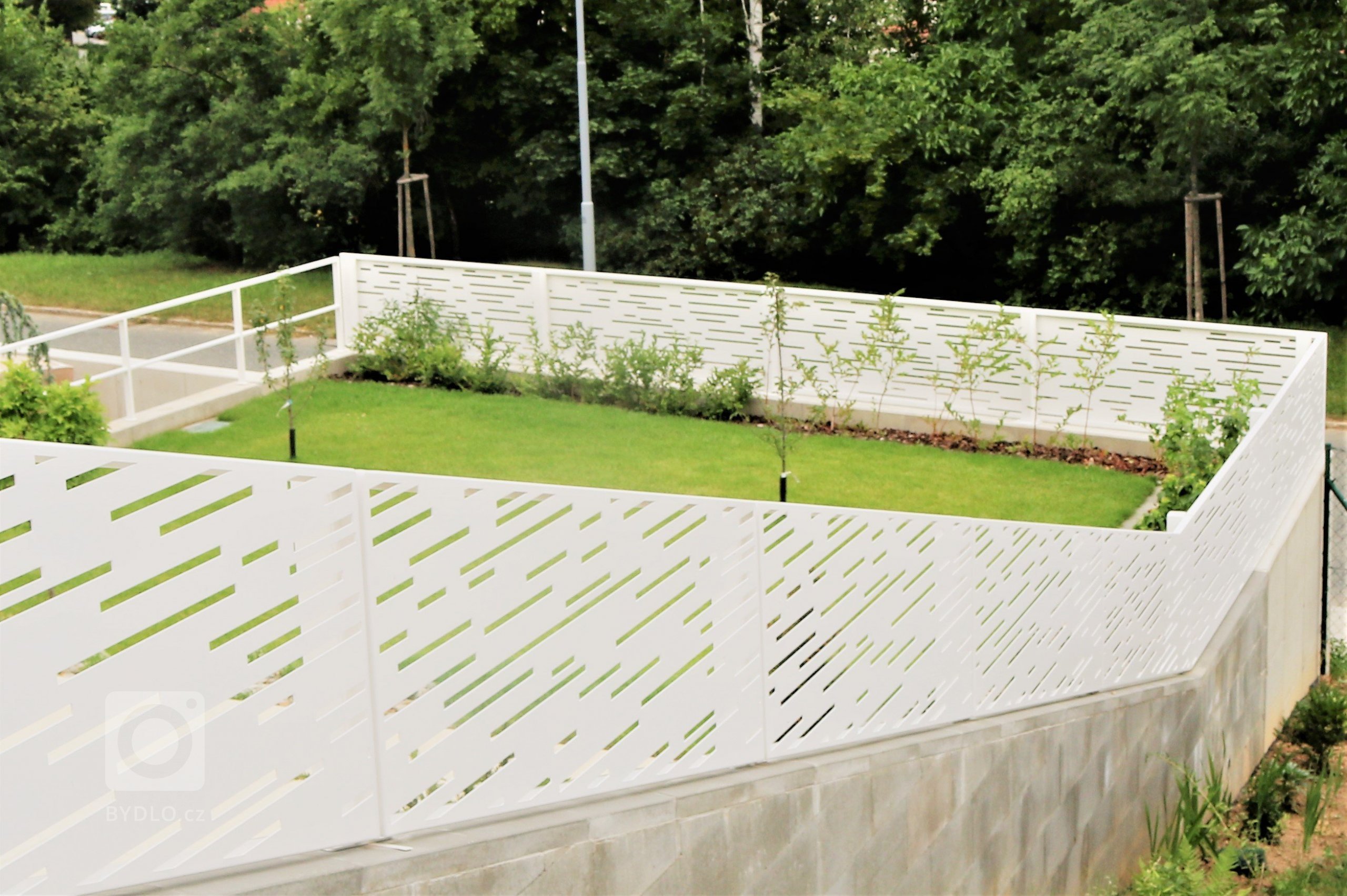 Návrh, dodání a montáž kompletního oplocení včetně zábradlí šikmých stran.
