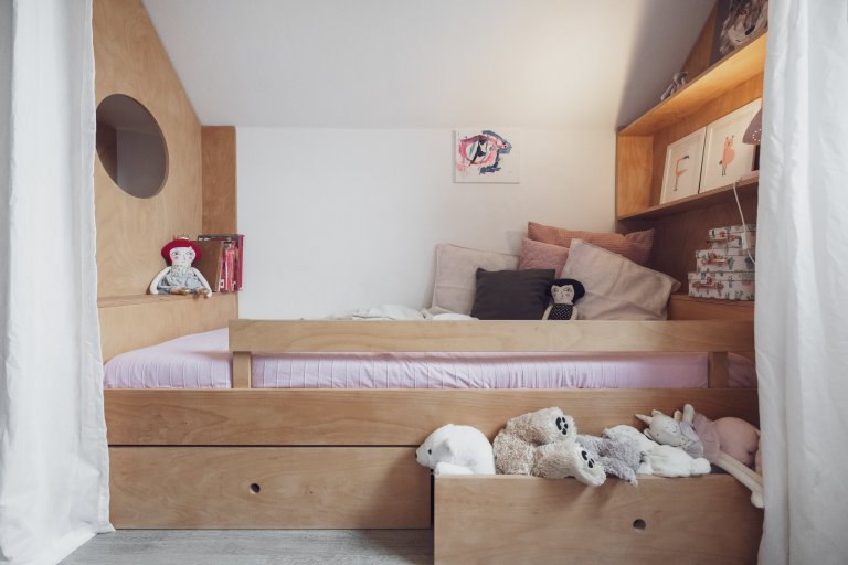 Dětský pokoj k&nbsp;prvním narozeninám malé Belly v&nbsp;podkroví novostavby rodinného domu je prostorově skromný. Úzká dispozice a zkosená šikmina střechy…