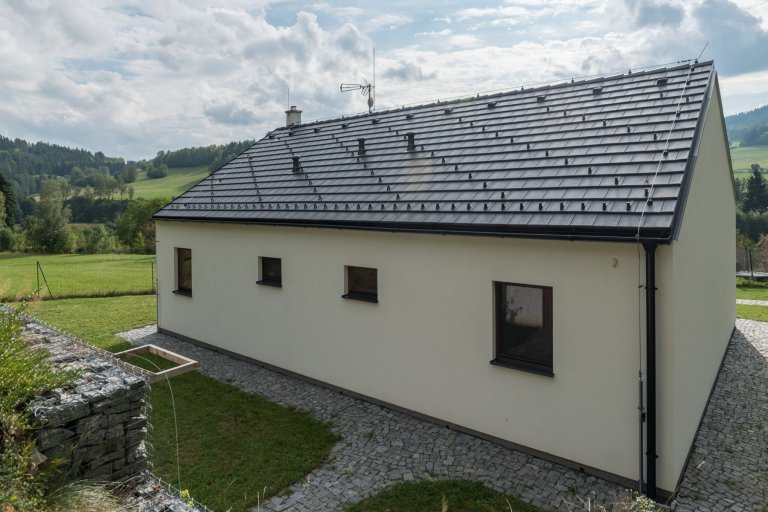 Nejen touha bydlet ve dřevě, ale také fakt, že dřevostavby tolik nezatíží pozemek a stavba netrvá tak dlouho, přitáhlo investora k&nbsp;dřevostavbám. Stavba je…