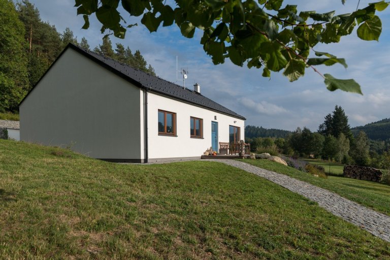 Nejen touha bydlet ve dřevě, ale také fakt, že dřevostavby tolik nezatíží pozemek a stavba netrvá tak dlouho, přitáhlo investora k&nbsp;dřevostavbám. Stavba je…