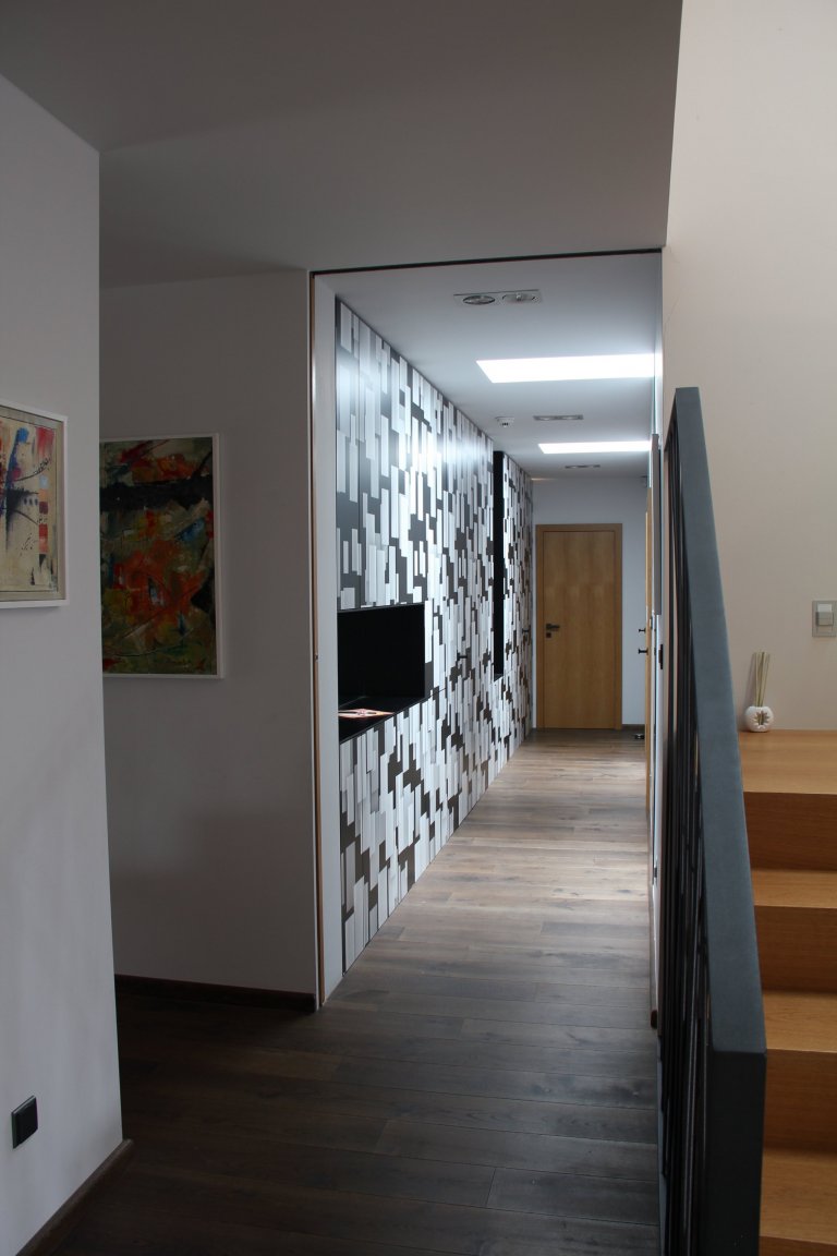 Klient oslovil naši firmu a požadoval vytvoření studie celého interiéru domu, kdy můžeme při tvorbě studie ještě dispozičně měnit projekt. Studie interiéru…