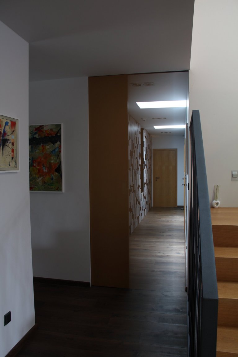 Klient oslovil naši firmu a požadoval vytvoření studie celého interiéru domu, kdy můžeme při tvorbě studie ještě dispozičně měnit projekt. Studie interiéru…