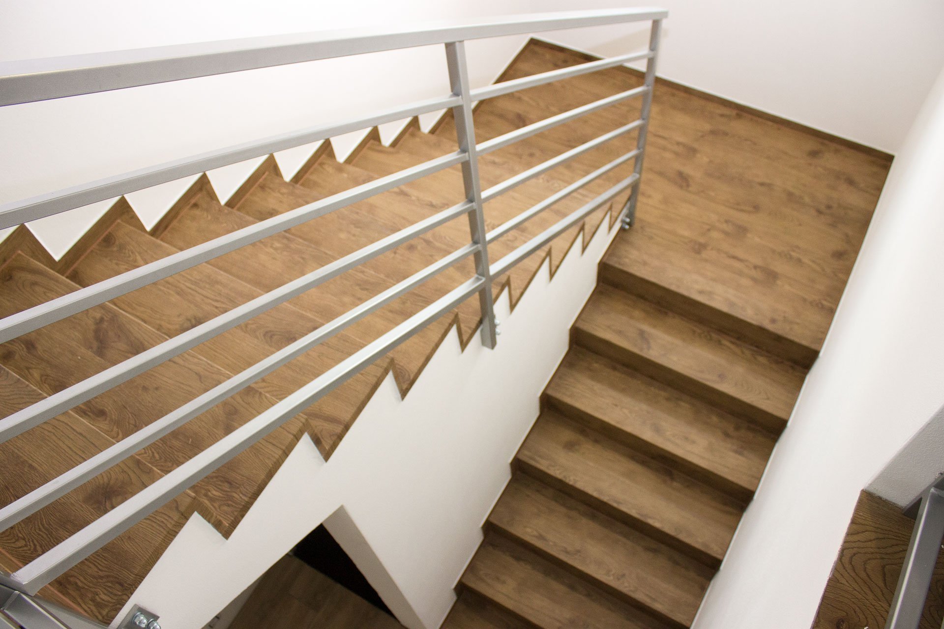 Schodiště řešeno pomocí MDF nášlapů s vinylovou podlahou BUKOMA CLICK Schodiště řešeno pomocí MDF nášlapů s vinylovou podlahou BUKOMA CLICK
