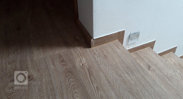 Napojení posledního schodu bez lišt nebo jiných rušivých prvků
