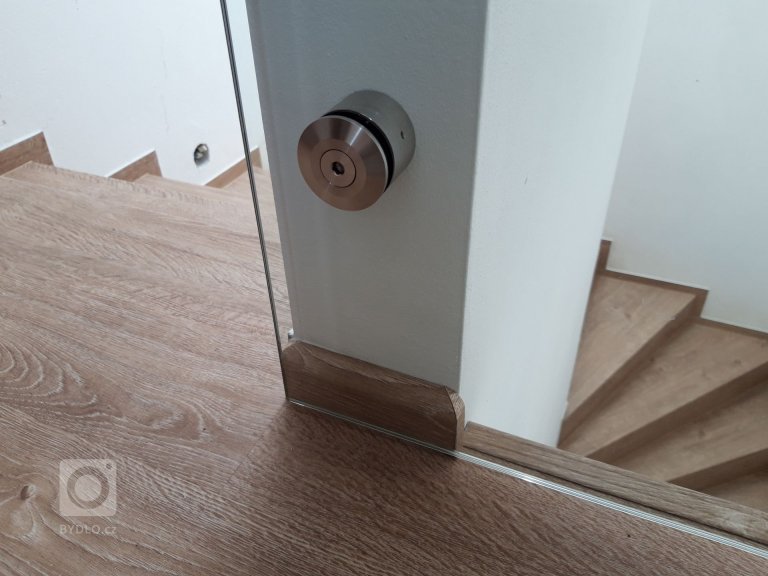 Část zábradlí je skleněná
