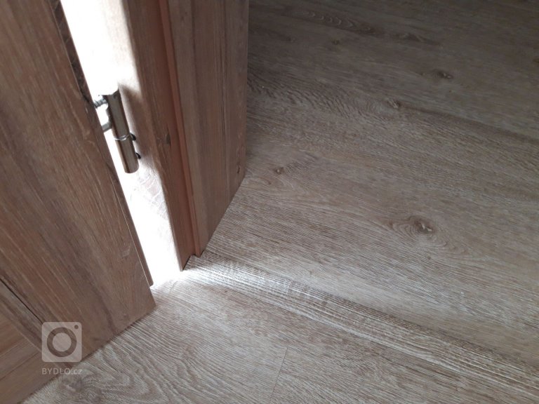 Přechodová lišta ve stejném dekoru jako podlaha