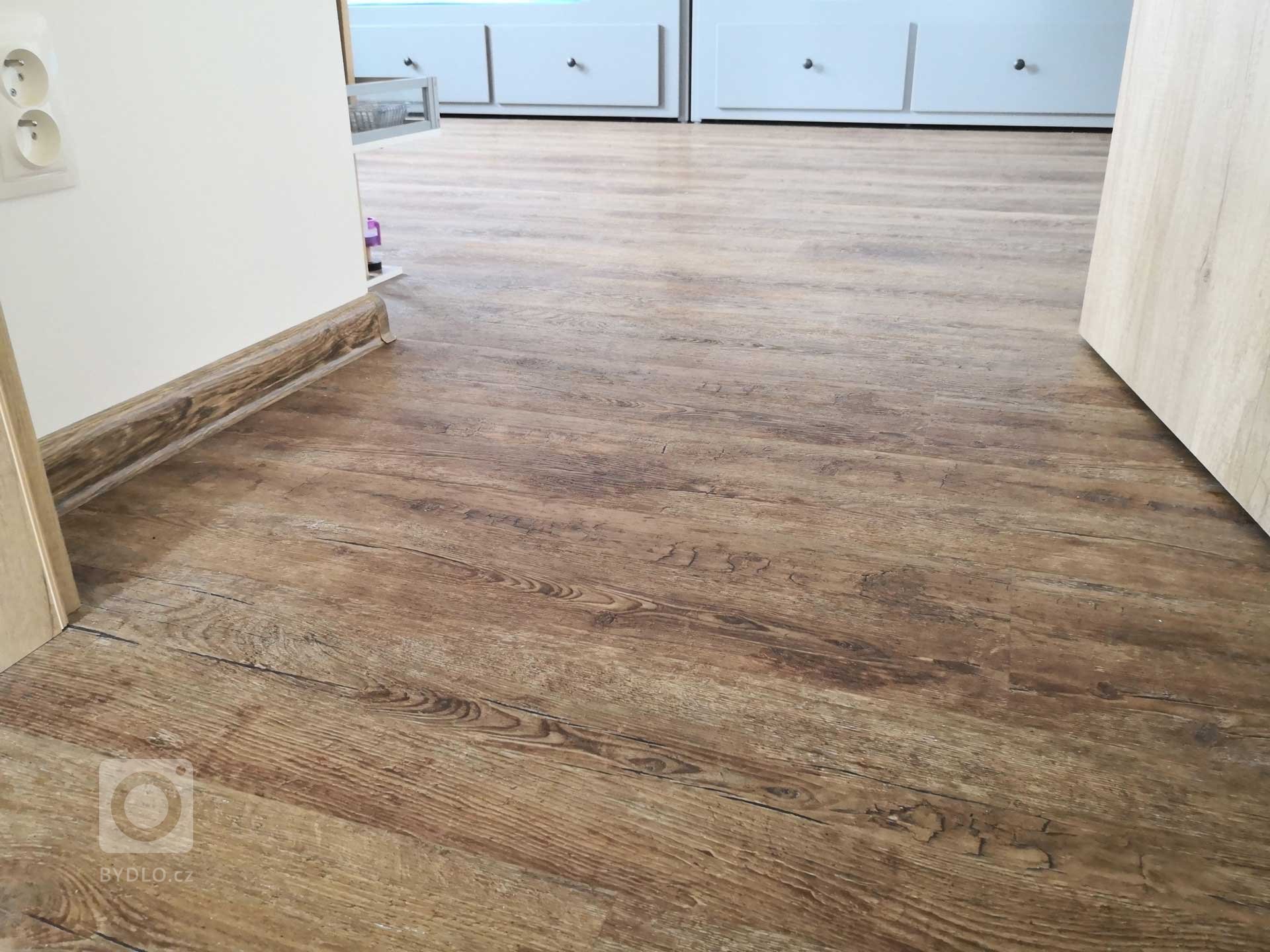 Ukázka instalace vinylové podlahy Bukoma s dekorem Dub Přírodní
