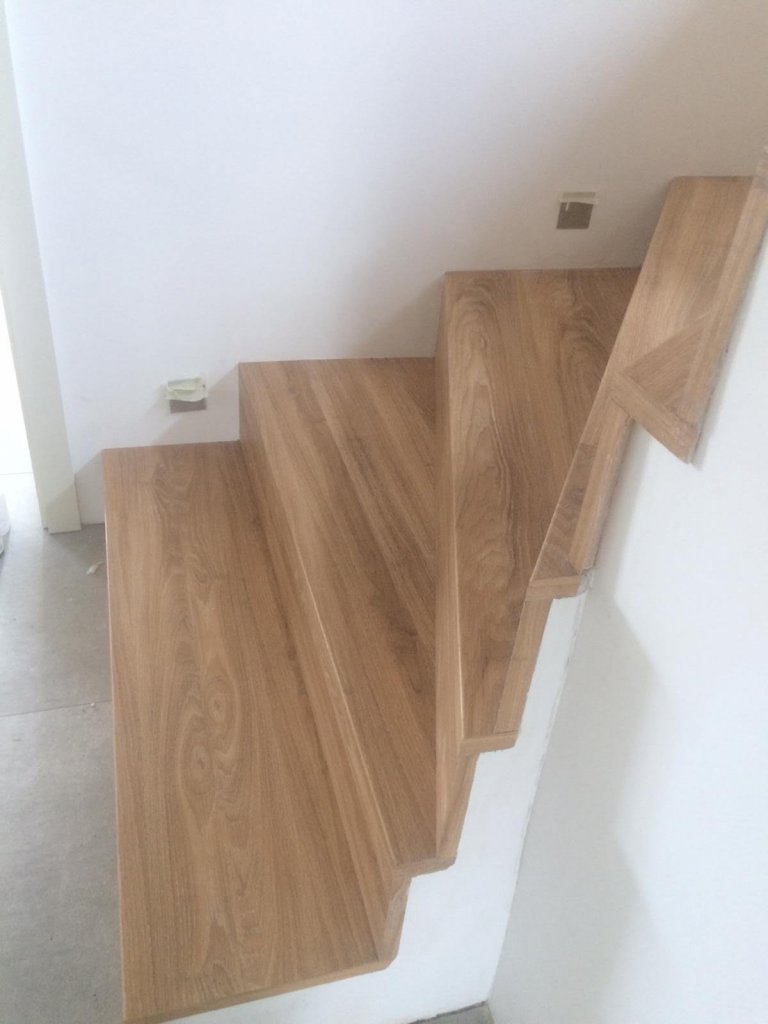 Každý schod je osazen schodncí s obkladem vinylovou podlahou