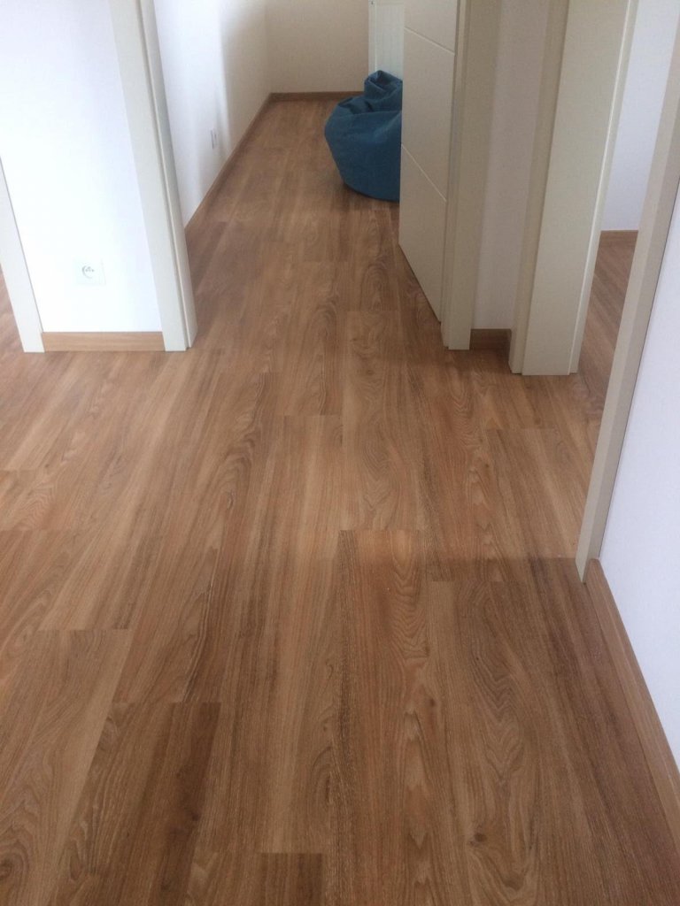 Schodiště i podlaha se stejným dekorem je vždycky nejlepší volba. Naši podlaháři řeší všechny detaily s precizností, aby byl celkový dojem dokonalý.
