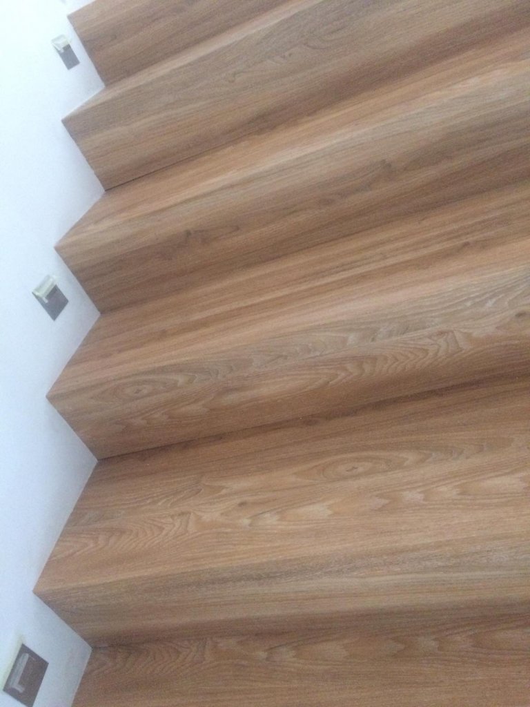 Schodiště i podlaha se stejným dekorem je vždycky nejlepší volba. Naši podlaháři řeší všechny detaily s precizností, aby byl celkový dojem dokonalý.
