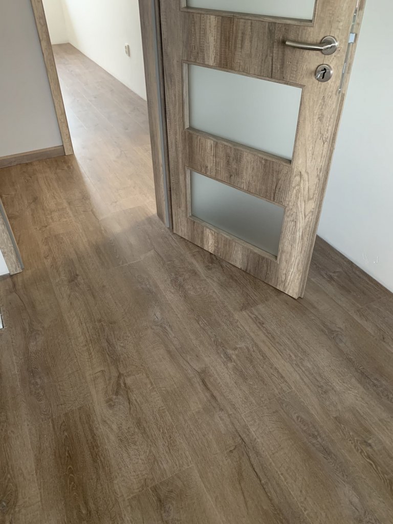 Ukázka realizace - vinylová podlaha BUKOMA PREMIUM CLICK XL - dekor Dub Barfold. Plocha celého rodinného domu je položena v jedné ploše bez přechodových lišt.…