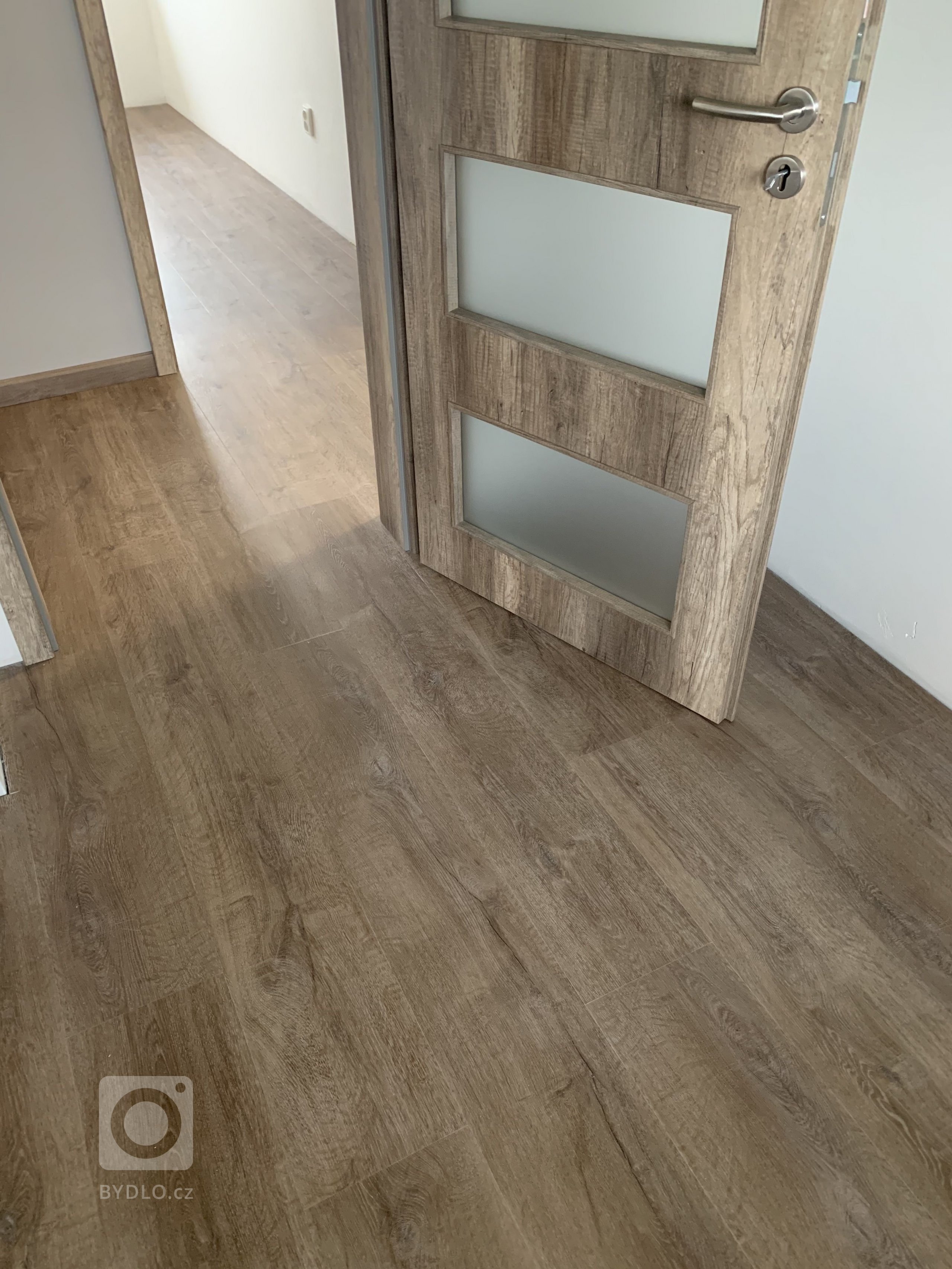 Ukázka realizace - vinylová podlaha BUKOMA PREMIUM CLICK XL - dekor Dub Barfold. Plocha celého rodinného domu je položena v jedné ploše bez přechodových lišt.…