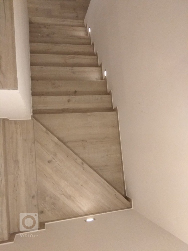 Ukázka realizace obkladu schodiště z vinylové&nbsp;
