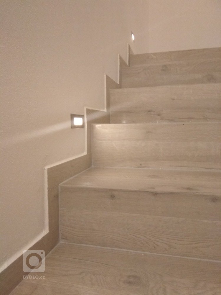 Ukázka realizace obkladu schodiště z vinylové&nbsp;
