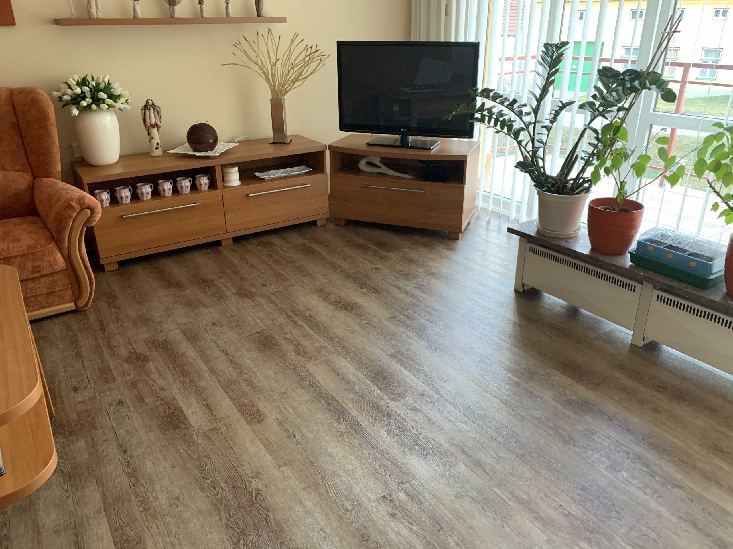 Obývací pokoj s novou vinylovou podlahou BUKOMA PREMIUM CLICK Dekor Dub Přírodní. Tato vinylová podlaha výborně ladí s interiérem, zpracováním je tato podlaha…