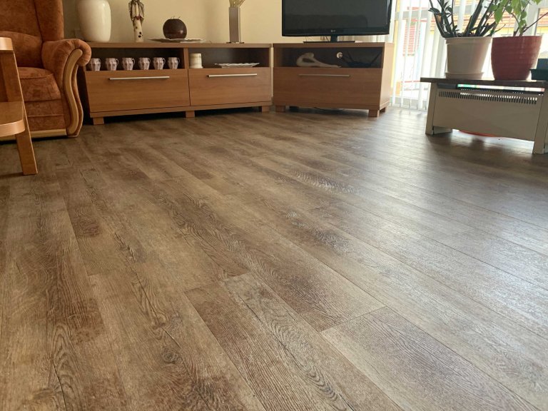 Obývací pokoj s novou vinylovou podlahou BUKOMA PREMIUM CLICK Dekor Dub Přírodní. Tato vinylová podlaha výborně ladí s interiérem, zpracováním je tato podlaha…