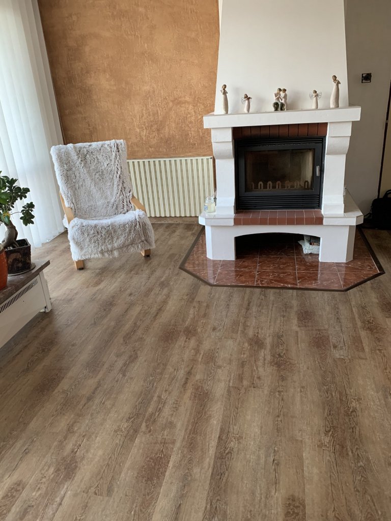 Obývací pokoj s novou vinylovou podlahou BUKOMA PREMIUM CLICK Dekor Dub Přírodní. Tato vinylová podlaha výborně ladí s interiérem, zpracováním je tato podlaha…