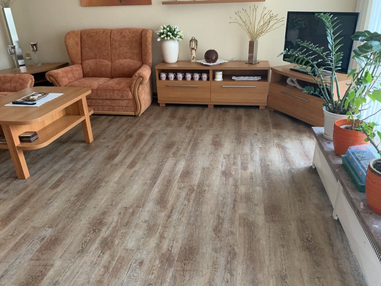 Obývací pokoj s novou vinylovou podlahou BUKOMA PREMIUM CLICK Dekor Dub Přírodní. Tato vinylová podlaha výborně ladí s interiérem, zpracováním je tato podlaha…