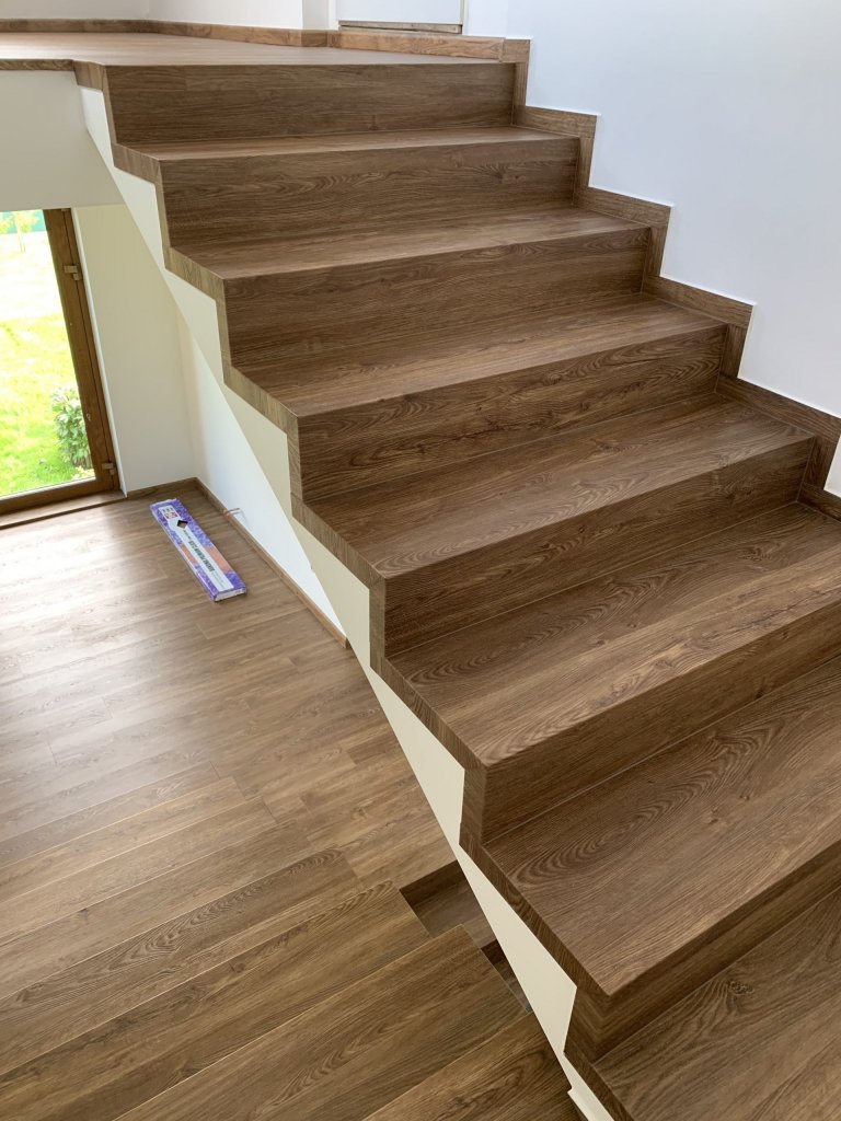 Ukázka realizace vinylových schodů z podlahy BUKOMA PREMIUM CLICK dekor Dub Všechovický. Varianta schodiště bez nosu s bočními ohyby. Stejný dekor podlahy jako…